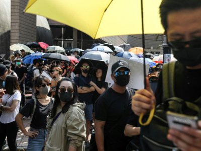 Des manifestants rassemblés dans le quartier de Tsim Sha Tsui, le 20 octobre 2019 à Hong Kong - Dale DE LA REY [AFP]