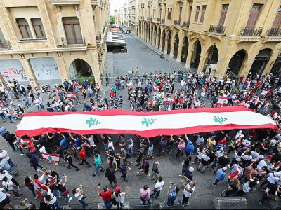 Le 20 octobre 2019, des Libanais défilent dans les rues de Beyrouth au quatrième jour d'un mouvement de contestation contre le pouvoir - Anwar AMRO [AFP]