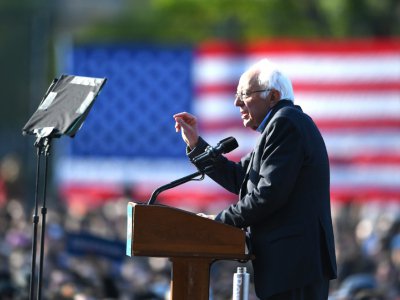 Bernie Sanders harangue la foule lors de son premier meeting de campagne depuis sa crise cardiaque, le 19 octobre à New York - Johannes EISELE [AFP]