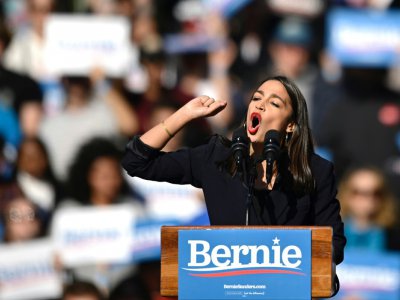 Alexandria Ocasio-Cortez apporte son soutien à Bernie Sanders lors d'un meeting, le 19 octobre à New York - Johannes EISELE [AFP]