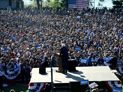 Bernie Sanders, candidat démocrate à la présidentielle américaine 2020, devant des milliers de supporters lors d'un meeting, le 19 octobre à New York - Johannes EISELE [AFP]