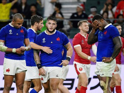 Le dépit des joueurs français battus par le pays de Galles en quart de finale de la Coupe du monde, le 20 octobre 2019 à Oita (Japon) - CHRISTOPHE SIMON [AFP]