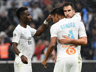 Le Néerlandais de l'OM Kevin Strootman (d) vient de marquer le 2e but sur penalty contre Strasbourg, le 20 octobre 2019 à Marseille - Boris HORVAT [AFP]
