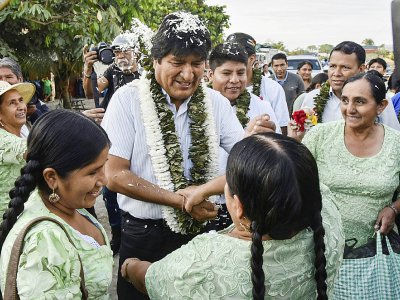 Des partisans du président boliven Evo Morales accueillent leur candidat venu voter à Chapare, le 20 octobre 2019 - AIZAR RALDES [AFP]