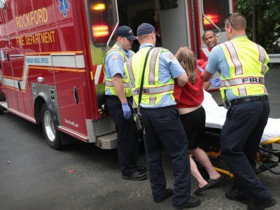 Les pompiers aident une femme victime d'une overdose de médicaments le 14 juillet 2017 à Rockford, dans l'Illinois - SCOTT OLSON [GETTY IMAGES NORTH AMERICA/AFP/Archives]