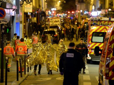 Evacuation des victimes des attentats du 13 novembre 2015 à Paris, par la rue Oberkampf, près de la salle de concerts du Bataclan - Miguel MEDINA [AFP/Archives]
