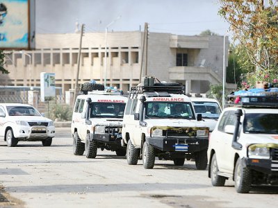 Un convoi d'ambulances et de véhicules évacuant des blessés et des combattants kurdes quitte la ville de Ras al-Aïn, le 20 octobre 2019 en Syrie - Nazeer Al-khatib [AFP]