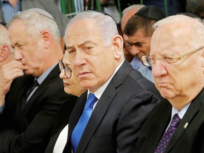 Le président israélien Reuven Rivlin (D), le Premier ministre sortant Benjamin Netanyahu (C) et son grand rival Benny Gantz (G), le 19 septembre 2019 lors d'une cérémonie à Jérusalem - GIL COHEN-MAGEN [AFP/Archives]