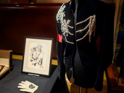Une veste en velours noir portée par Michael Jackson pour le 65e anniversaire d'Elizabeth Taylor - Johannes EISELE [AFP]