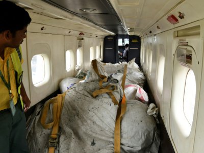 Des déchets collectés sur les pentes de l'Everest sont acheminés par avion, le 4 septembre 2019, à Katmandou où ils seront recyclés - PRAKASH MATHEMA [AFP/Archives]