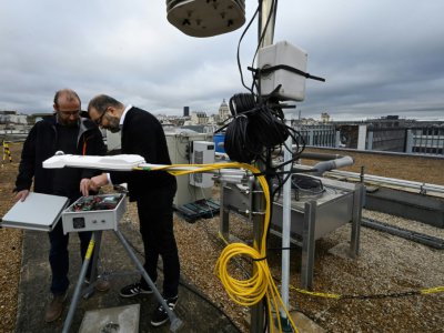Olivier Laurent chercheur au Laboratoire des Sciences du Climat et de l'Environnement et Fouzi Benkhelifa, patron de Origins.earth, installent un détecteur de CO2 sur les toits de l'université Jussieu à Paris, le 20 octobre 2019 - Dominique FAGET [AFP]