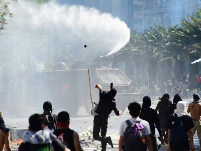Affrontements entre manifestants et policiers anti-émeute, à Santiago le 21 octobre 2019 - Martin BERNETTI [AFP]