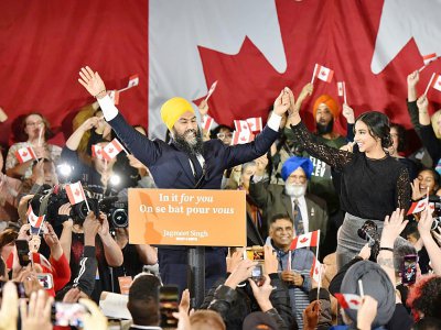 Jagmeet Singh et sa femme Gurkiran Kaur à Burnaby, au Canada, le 21 octobre 2019 - Don MacKinnon [AFP]