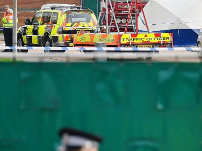 Des policiers britanniques entourent un camion dans lequel ont été découverts 39 corps, sur la zone industrielle de Waterglade à Grays (est de Londres) le 23 octobre 2019 - Ben STANSALL [AFP]