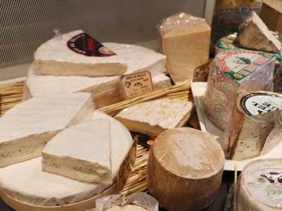 Les fromagers caennais proposent entre quarante et cent cinquante références en boutique.