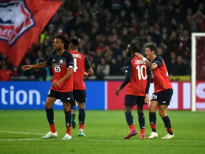 Les Lillois après le but égalisateur de Jonathan Ikoné (c) en fin de match face à Valence, le 23 octobre 2019 au stade Pierre-Mauroy - FRANCOIS LO PRESTI [AFP]