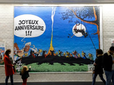 Une affiche commémorant le 60e anniversaire des irréductibles Gaulois Astérix et Obélix, à la station de métro Rome, le 9 octobre 2019 à Paris - FRANCOIS GUILLOT [AFP/Archives]