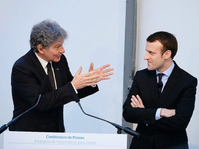 Thierry Breton, PDG du groupe Atos, et Emmanuel Macron, alors ministre de l'Economie, le 12 avril 2016 à Paris - ERIC PIERMONT [AFP/Archives]