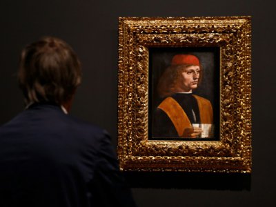 Un visiteur admire le tableau "Portrait d'un musicien" lors de la rétrospective consacrée à Léonard de Vinci au Musée du Louvre, le 22 octobre 2019 à Paris - FRANCOIS GUILLOT [AFP]