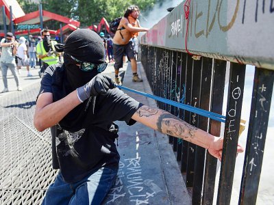 Un contestataire pendant la manifesattion du 24 octobre 2019 à Santiago. - Martin BERNETTI [AFP]