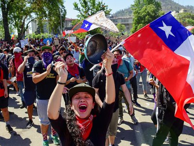 Des manifestants à Santiago, le 24 octobre 2019 - Martin BERNETTI [AFP]