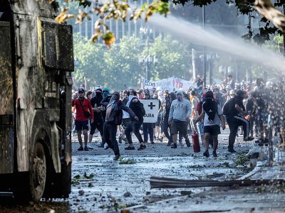 Heurts entre manifestants et forces de l'ordre, à Santiago du Chili le 24 octobre 2019 - Pedro Ugarte [AFP]