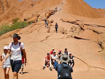 Des touristes font l'ascension du rocher d'Uluru une dernière fois avant son interdiction, le 25 octobre 2019 au Parc national Uluru-Kata, en Australie - SAEED KHAN [AFP]