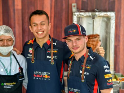 Max Verstappen (d) pose avec son équipier chez Red Bull, Alexander Albon (c), dans la cuisine du paddock sur le circuit du GP du Mexique, le 24 octobre 2019 à Mexico - PEDRO PARDO [AFP]