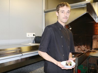 Le chef cuisinier Alexandre Letellier nous ouvre les portes du restaurant L'Équipage, à Cherbourg (Manche). - Marthe Rousseau