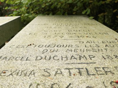 Le célèbre artiste Marcel Duchamp a une tombe modeste, mais très visitée dans le cimetière. - Pierre Durand-Gratian