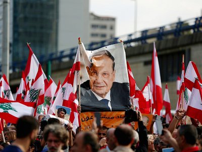 Des partisans de l'ex-président Michel Aoun lors d'une contre-manifestation, au 9e jour d'une mobilisation inédite contre la classe politique qui paralyse le Liban, le 25 octobre 2019 à Beyrouth - Patrick BAZ [AFP]