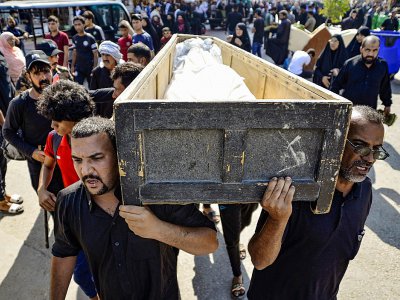 Des Irakiens portent le cercueil d'un manifestant mort la veille à Bagdad, lors de ses funérailles à Najaf, le 26 octobre 2019 - - [AFP]