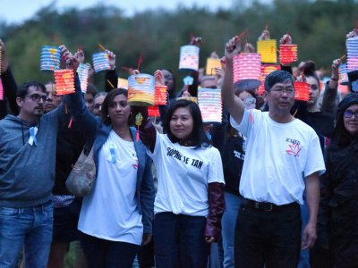 Les parents de Sophie Le Tan portent des lanternes le 7 septembre 2019 à Mundolsheim, jour du premier anniversaire de la disparition de la jeune fille - FREDERICK FLORIN [AFP]