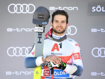 Le Français Mathieu Faivre pose sur le podium après sa 2e place au géant de Sölden, le 27 octobre 2019 - JOE KLAMAR [AFP]