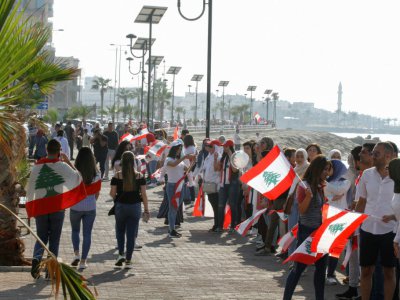 Les manifestants libanais forment une chaîne humaine, à Saïda, le 27 octobre 2019 - Mahmoud ZAYYAT [AFP]