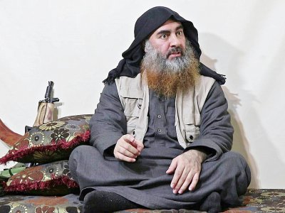 Le chef du groupe Etat islamique (EI), Abou Bakr al-Baghdadi, dans une vidéo publiée par le media Al Furqan le 29 avril 2019 - - [AL-FURQAN MEDIA/AFP/Archives]