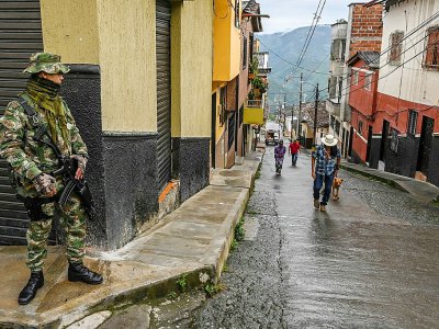 Un soldat surveille les rues d'Ituango, le 19 octobre 2019, avant des élections locales en Colombie, alors que la campagne a été marquée par des épisodes de violence. - Joaquin SARMIENTO [AFP]