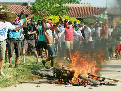 Des partisans de l'opposition à Evo Morales brûlent une moto à La Gardia, le 24 octobre 2019 - DANIEL WALKER [AFP]