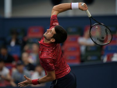 Novak Djokovic contre l'Américain John Isner au 3e tour du tournoi de Shanghai, le 10 octobre 2019 - NOEL CELIS [AFP/Archives]