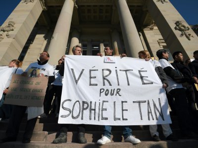 Manifestation devant le tribunal à Strasbourg le 5 octobre 2018 avec une banderole "La vérité pour Sophie Le Tan" - FREDERICK FLORIN [AFP/Archives]