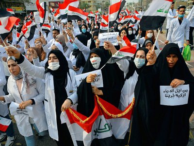 Des étudiantes en médecine manifestent contre le gouvernement dans la ville irakienne de Najaf, le 28 octobre 2019 - - [AFP]