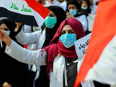 Une étudiante irakienne en médecine proteste contre le gouvernement dans la ville de Najaf, le 28 octobre 2019 - - [AFP]