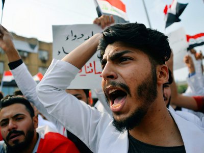 Des étudiants en médecine manifestent contre le gouvernement irakien dans la ville de Najaf, le 28 octobre 2019 - - [AFP]