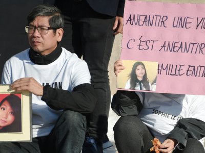 Le père de Sophie Le Tan, Tan Tri Le Tan, et d'autres membres de sa famille devant le palais de justice de Strasbourg le 5 octobre 2018 - FREDERICK FLORIN [AFP/Archives]