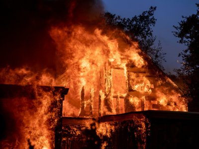 Une maison en proie aux flammes à Healdsburg (Californie)le 27 octobre 2019 - Josh Edelson [AFP]