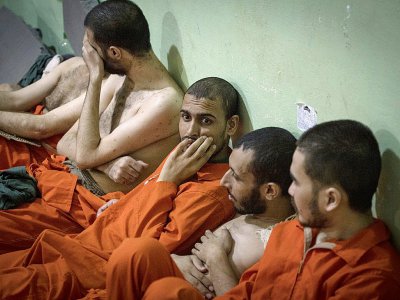 Des jihadistes présumés du groupe Etat islamique (EI) détenus dans une prison kurde du nord-est syrien, le 26 octobre 2019 - FADEL SENNA [AFP]