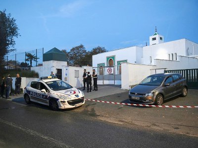 Des policiers devant la mosquée de Bayonne le 28 octobre 2019 - GAIZKA IROZ [AFP]