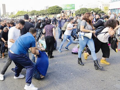 Des manifestants libanais réclamant la chute du régime fuient après des attaques de contre-manifestants à Beyrouth, le 29 octobre 2019 - ANWAR AMRO [AFP]