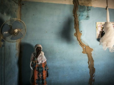Les murs de la cuisine de Khady ont été fissurés par les explosions venant d'une carrière qui menace son village et la forêt de Bandia, dans la région de Dakar, le 25 septembre 2019. - JOHN WESSELS [AFP]