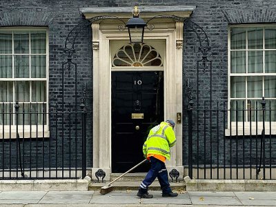 Un balayeur à l'oeuvre devant le 10 Downing Street, la résidence du Premier ministre britannique, le 30 octobre 2019 à Londres - DANIEL LEAL-OLIVAS [AFP]